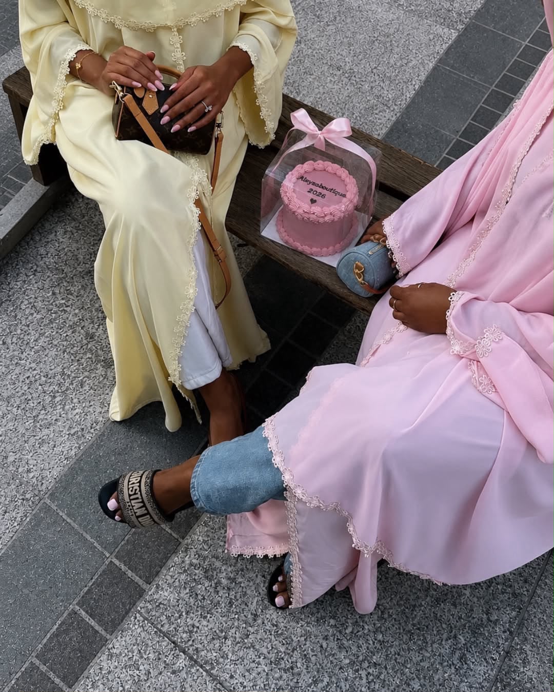 Tenues élégantes dans des tons rose et crème