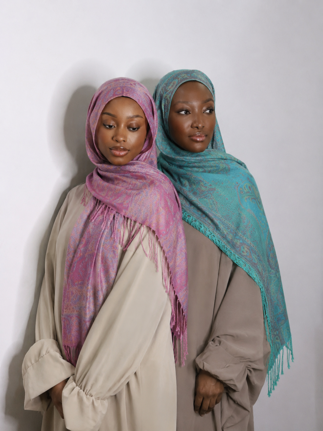 Deux femmes portant des hijabs dans des tons doux
